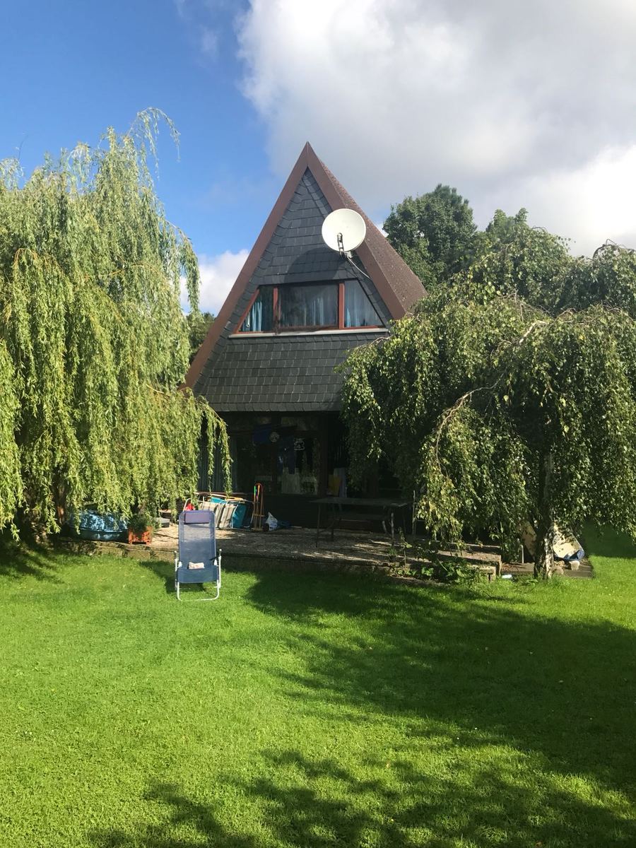 Ferienhaus von außen mit Garten