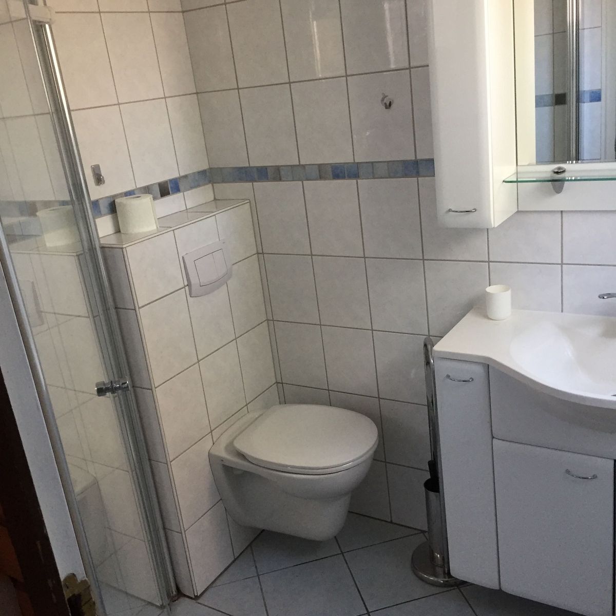 Modernes Badezimmer mit begehbarer Dusche