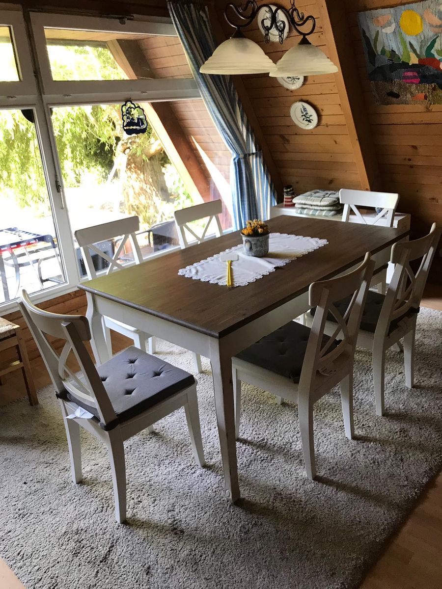 Heller Essbereich mit Esstisch am Fenster