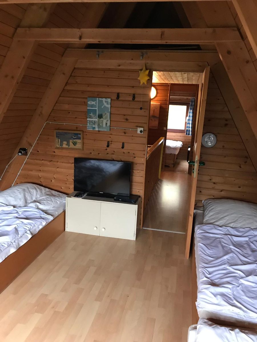 Gemütliche Schlafempore mit Bett und Fernseher