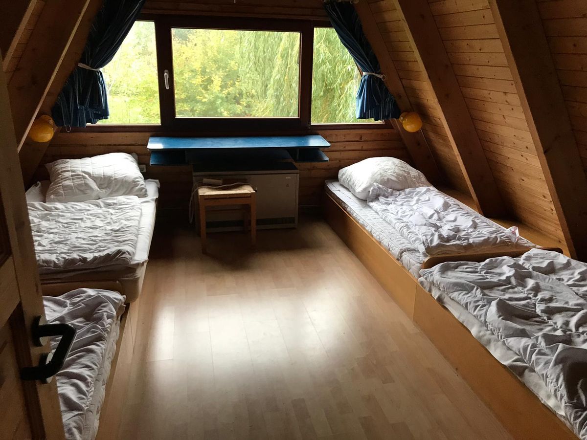Helles Schlafzimmer mit zwei Einzelbetten unter dem Fenster