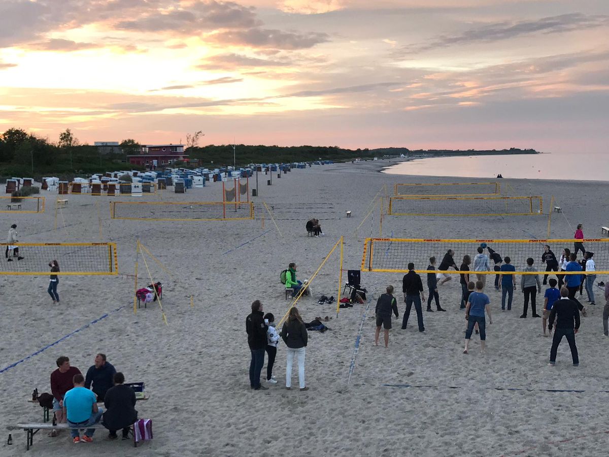 Sandstrand mit Strandkörben in der Abendsonne