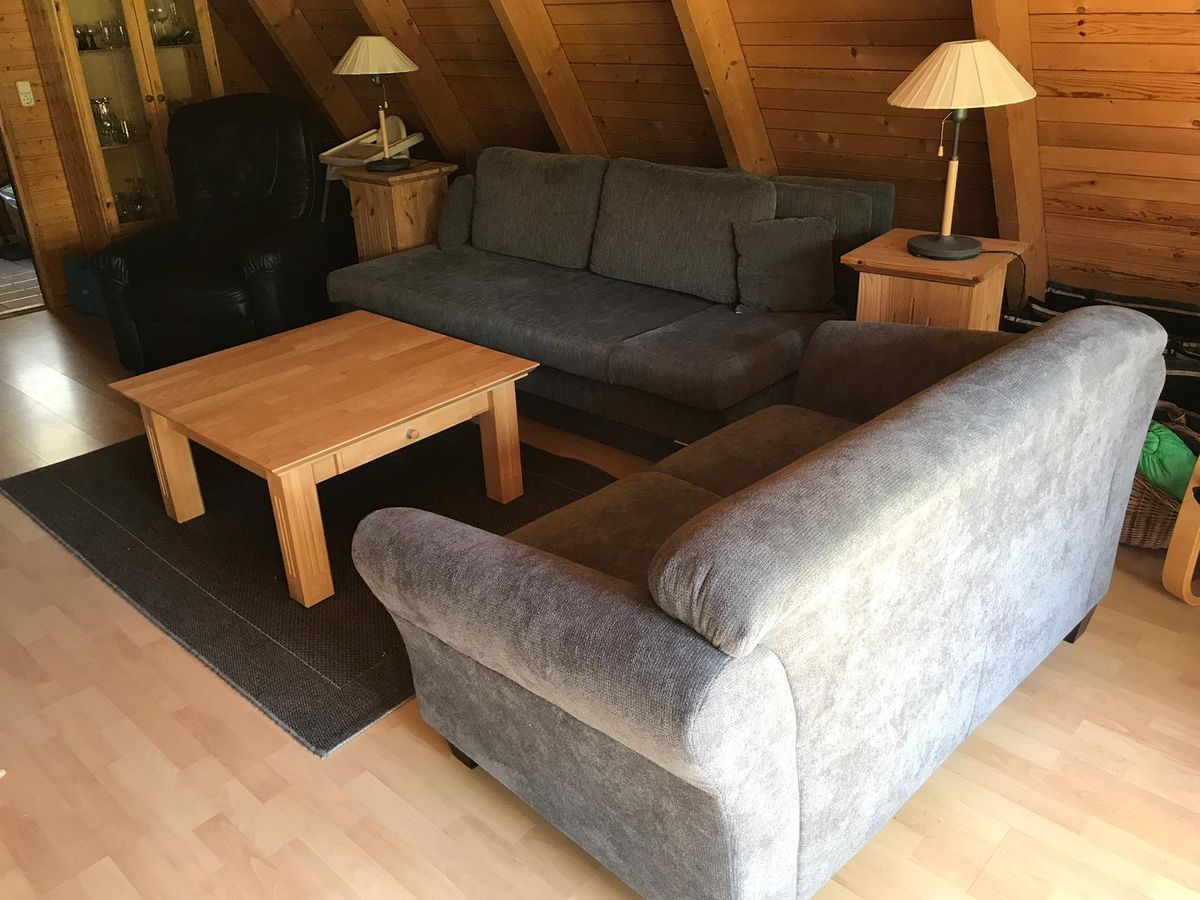Gemütliches Wohnzimmer mit Sofa und Couchtisch