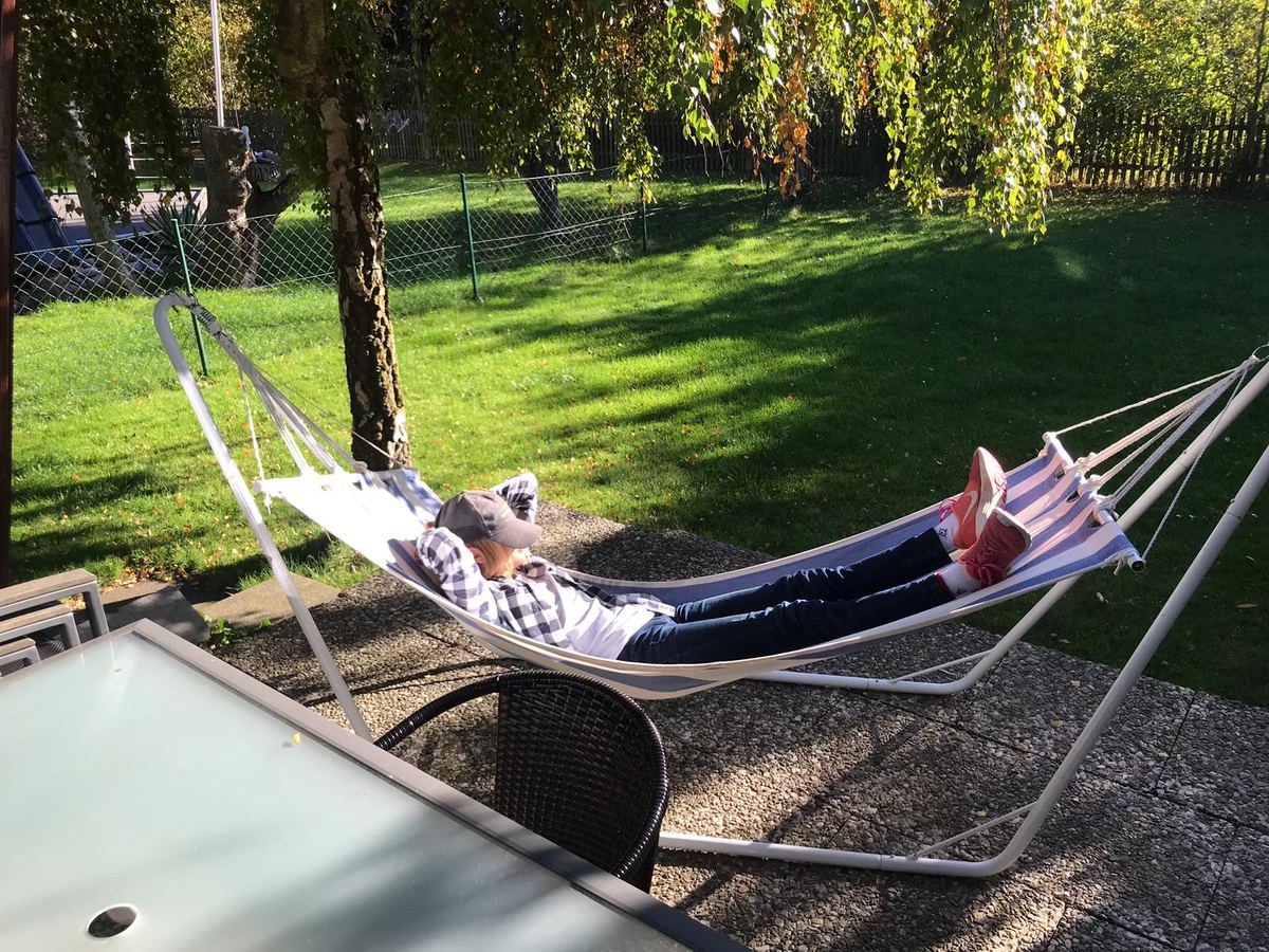 Hängematte im sonnigen Garten des Ferienhauses
